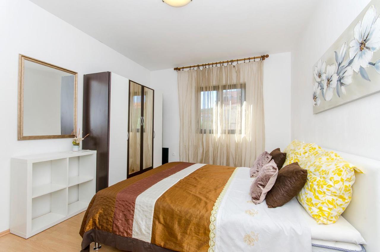 Apartments Derado Supetar Εξωτερικό φωτογραφία